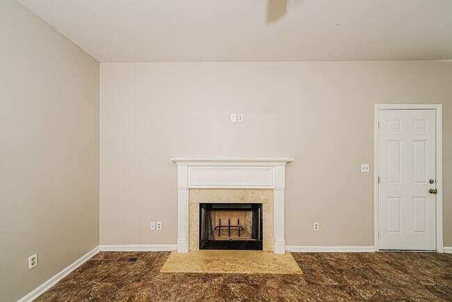Foto del edificio - 310 Hidden Ridge Dr