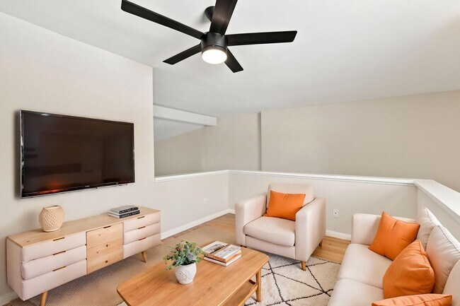 Foto del edificio - 2 Bedroom 2 Bathroom Plus Loft in Prime Woodland Hills