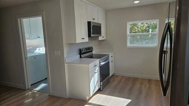 Building Photo - 146 N Main St