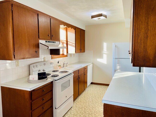 Cocina con estufa de gas, lavavajillas y refrigerador. - 508 16th Ave