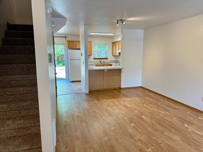 Building Photo - Super Cool Alberta Arts TH-2 Bedroom