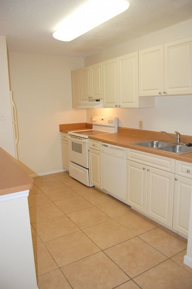 Building Photo - 9481 Highland Oak Dr