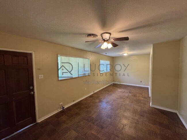 Foto del edificio - 3038 Lakewood Dr