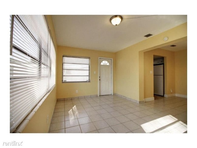 Building Photo - 3520 NW 18th Pl