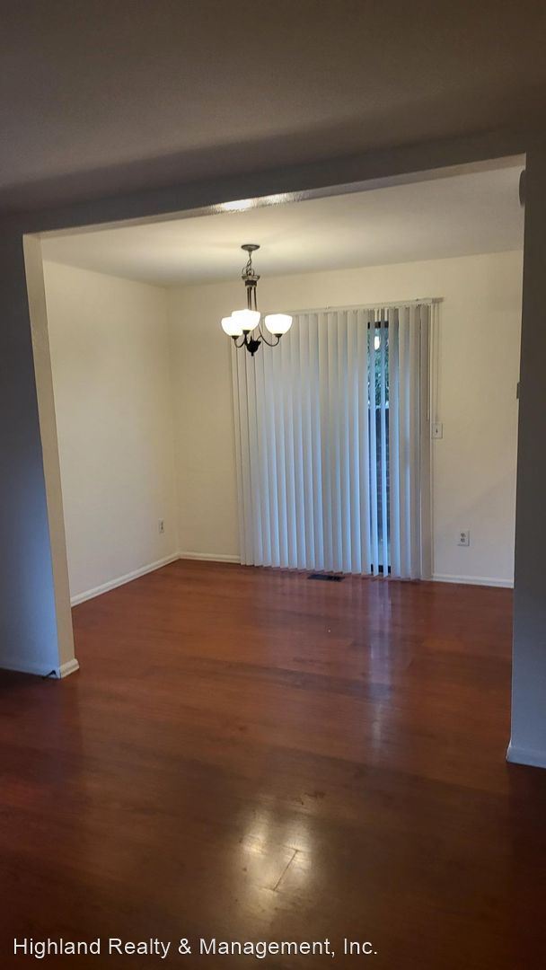 Building Photo - 2 br, 1.5 bath House - 1860 w 102nd Ave