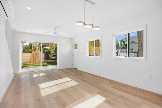 Sala de estar abierta al patio y jardín privado. - 1610 Charro St