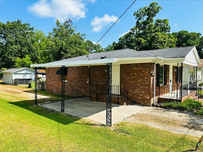 Building Photo - PRICE DROP! DEPOSIT FREE OPTIONS!!  Charmi...