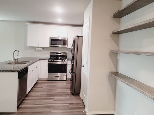 Building Photo - Gorgeous 3-bedroom, 2 Bathroom, Minutes fr...