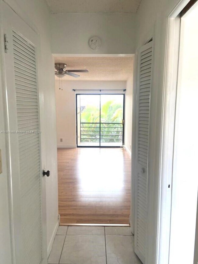 Building Photo - 4000 N Hills Dr