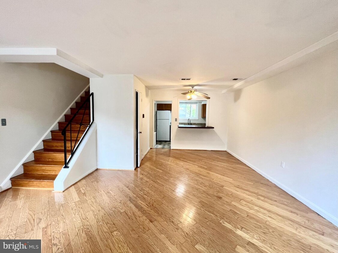 Primary Photo - 1612 Kenwood Ave