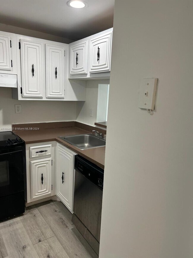 Foto del edificio - 496 NW 165th St