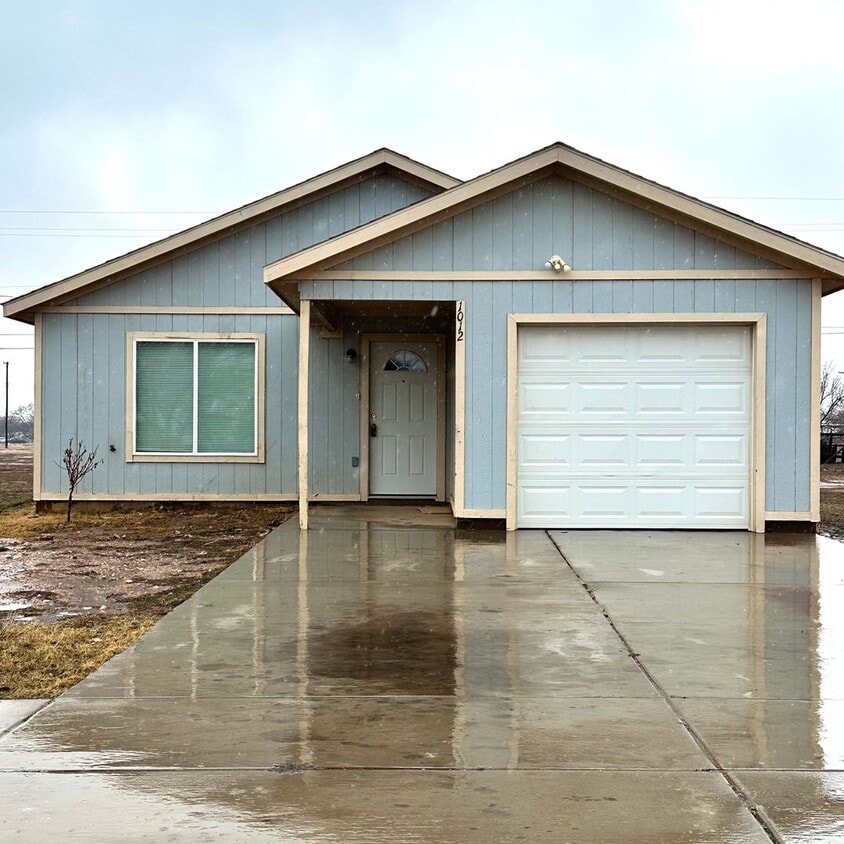 Cute 3 Bedroom 2 Bath Home With Move In Sp... House Rental in Lubbock