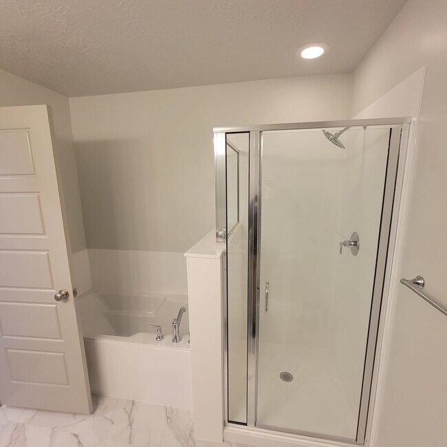 Building Photo - GORGEOUS Magna Townhome!!