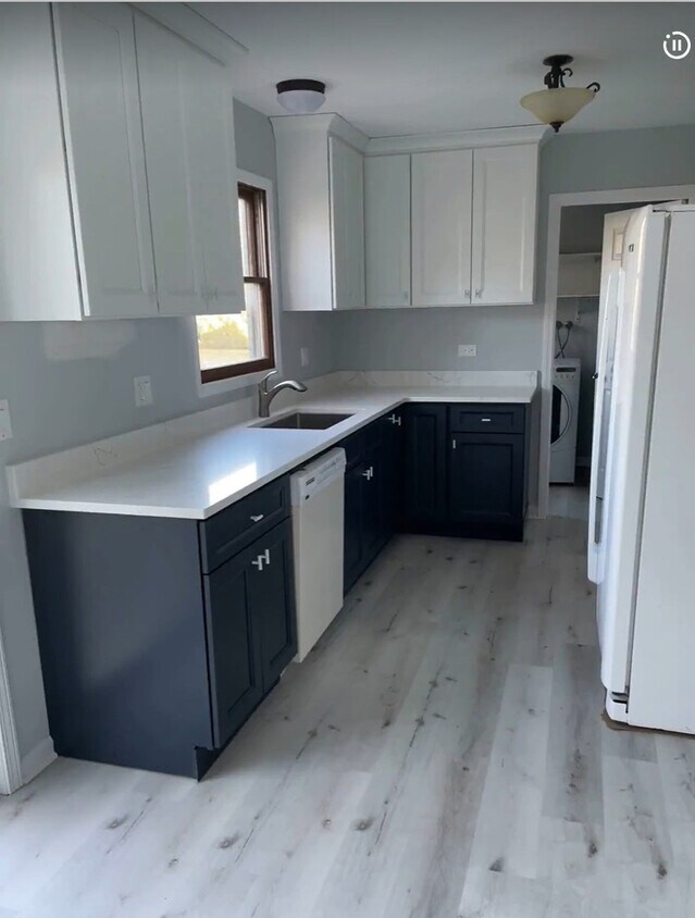 Building Photo - 1067 Stonehedge Dr