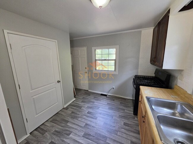 Building Photo - 2 BR