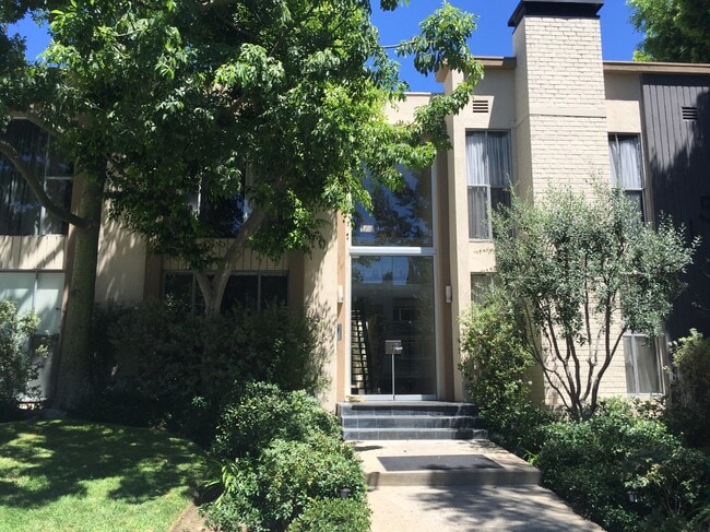 Building Photo - 1530 N Laurel Ave