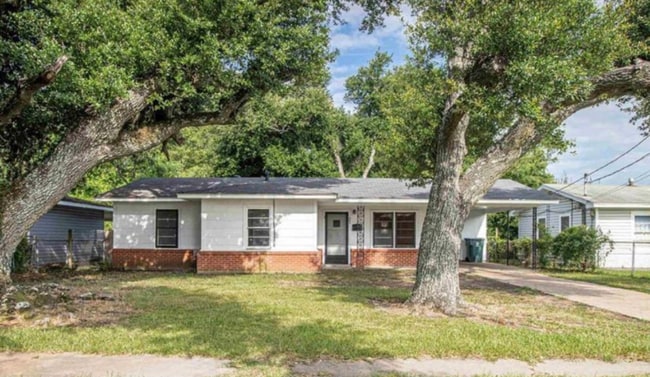 Building Photo - 405 Sheridan St