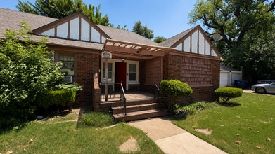 Building Photo - 2116 N Villa Ave