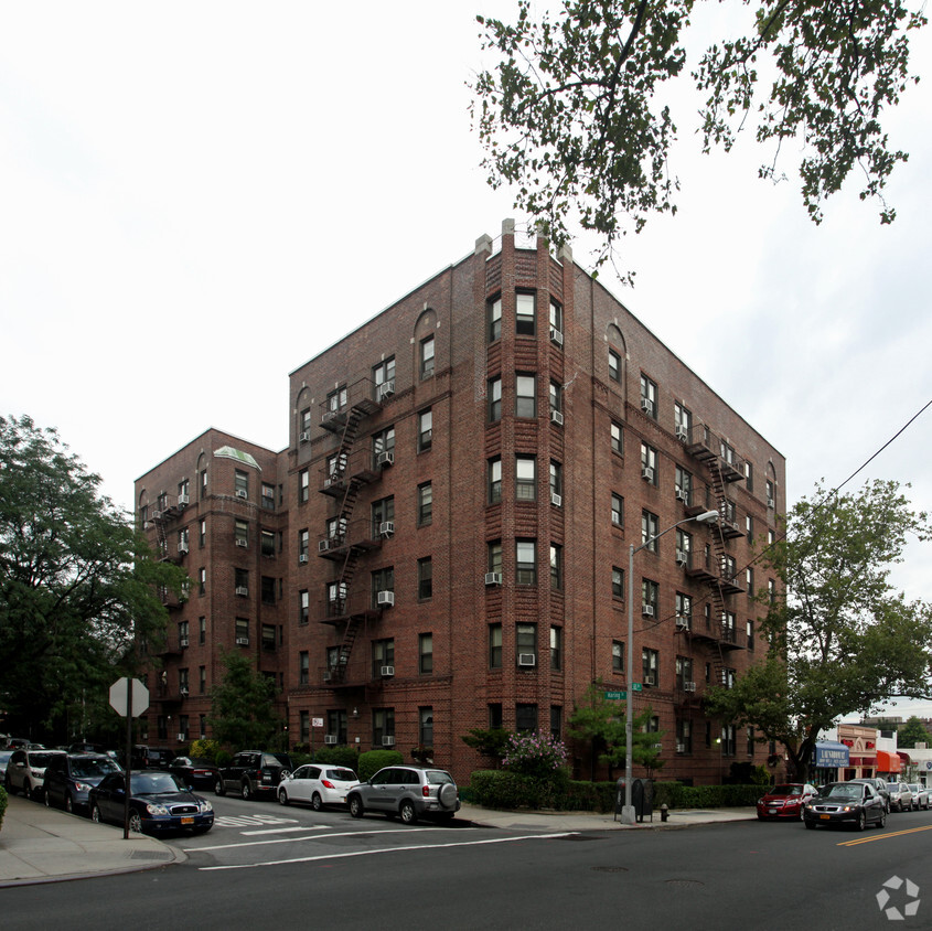 Foto principal - 63-53 Haring St