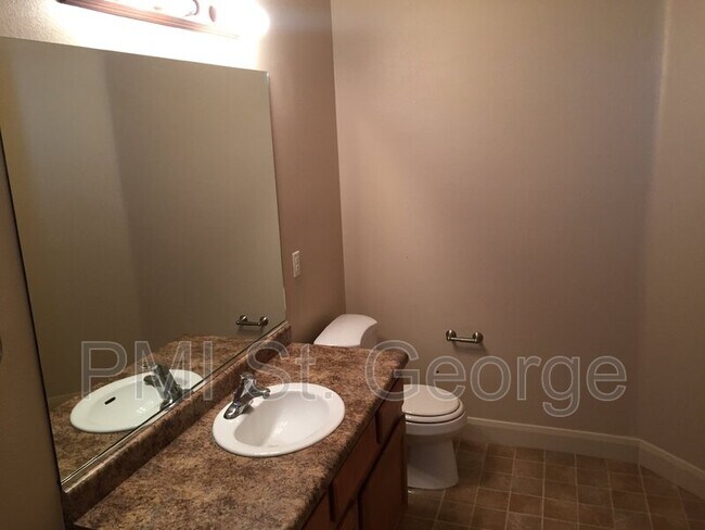 Building Photo - 700 N Main St