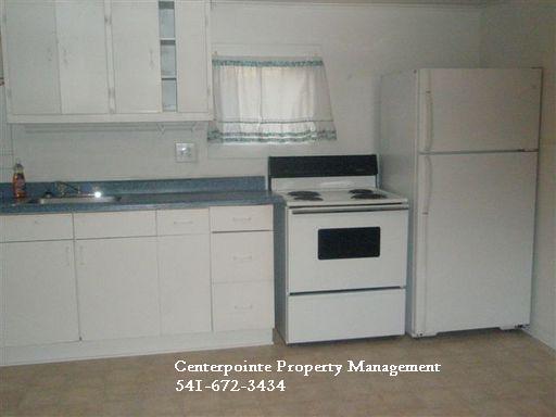 Building Photo - 2 Bedroom House with Large Yard