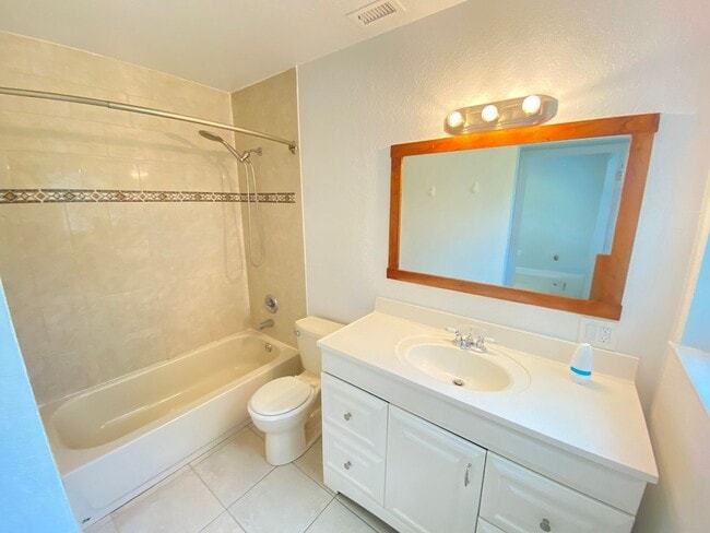 Foto del edificio - Available Now! 2/2 Bungalow near Downtown