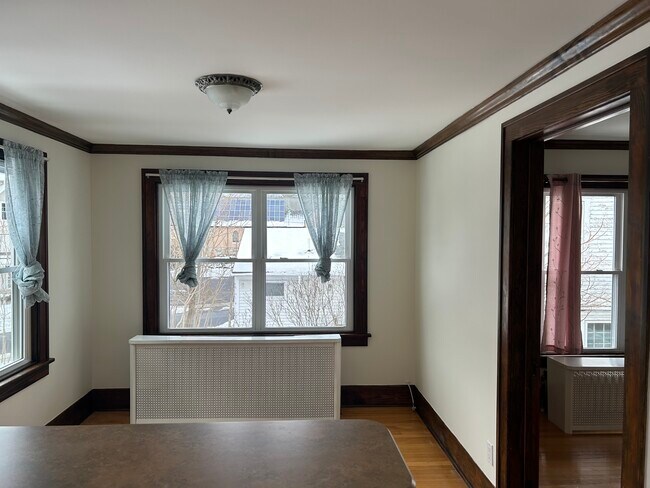 Comedor - 414 Kenwood Ave