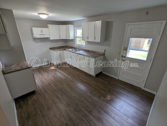 Building Photo - Spacious 4 Bedroom Home in Vermilion Near ...