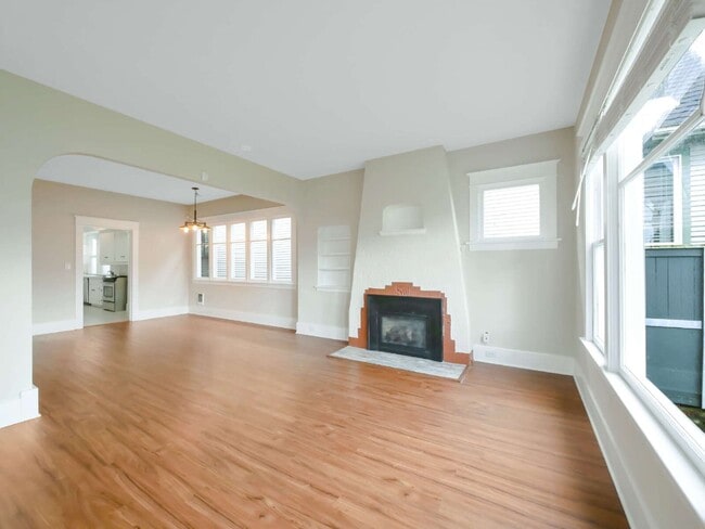 Building Photo - 3 Bed and 1 Bath Beautiful Duplex is Available for Rent!