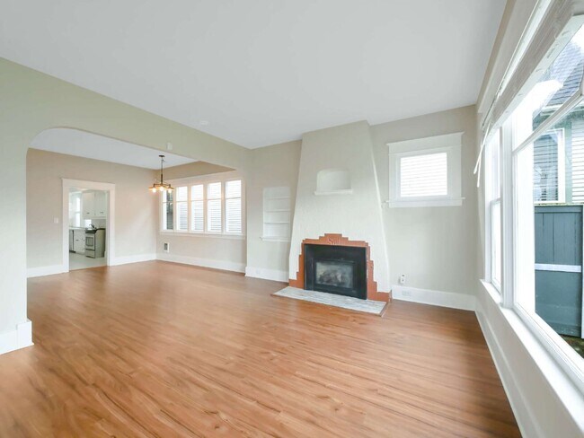 Foto del edificio - 3 Bed and 1 Bath Beautiful Duplex is Available for Rent!