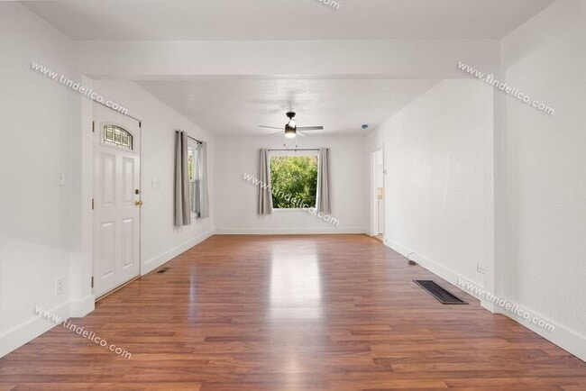 Building Photo - Pet-Friendly Portsmouth Bungalow with Fenc...