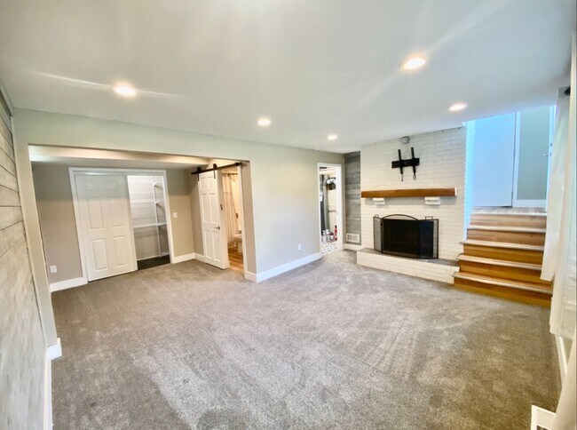 Foto del edificio - Stunning Bi-Level 3 Bedroom Home in Forest...