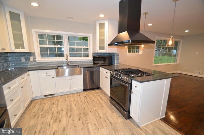 Building Photo - 5200 Kings Park Dr