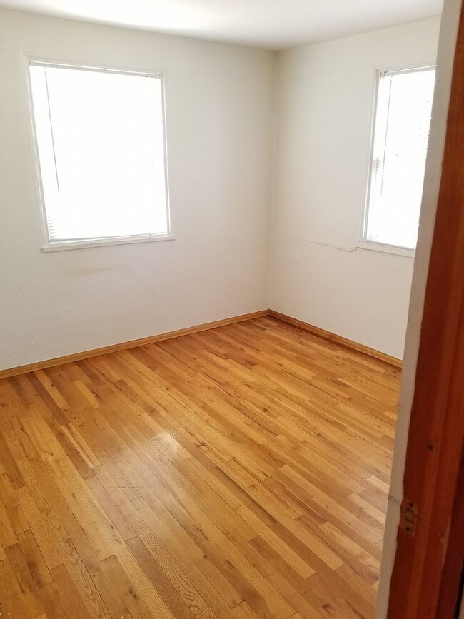 Building Photo - 2 Bedroom 1 bath