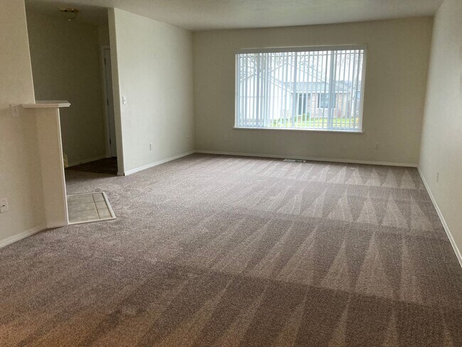 Foto del edificio - Two Bedroom Duplex in South Salem, Landscaping Included!
