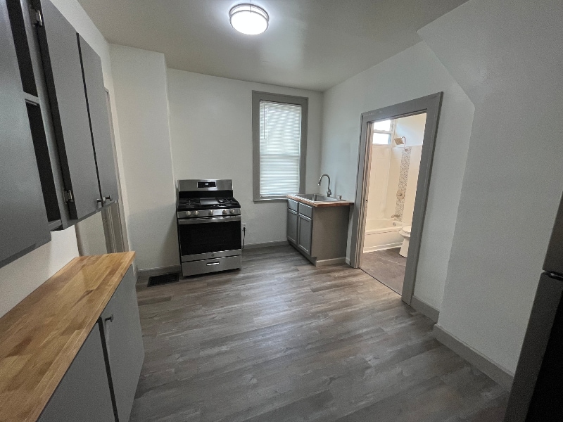 Primary Photo - 1342 W 69th St