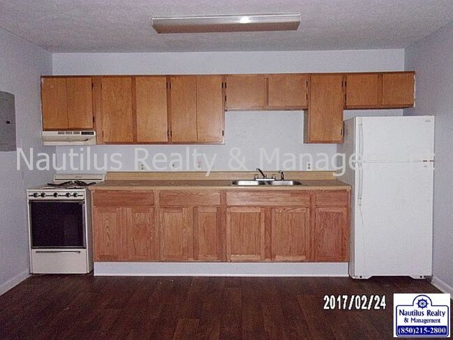 Building Photo - 903 Russ Lake Dr