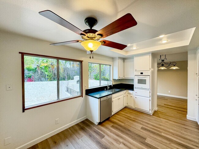 Building Photo - Great 4B/3BA House in Escondido!
