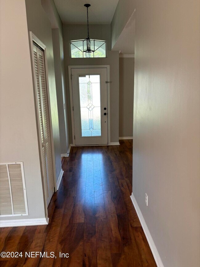 Building Photo - 916 Hyannis Port Dr