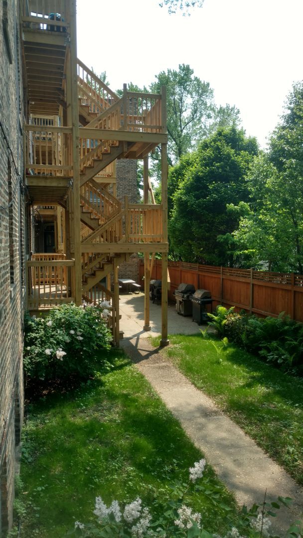 Foto del edificio - Charming Roscoe Village 1 Bedroom - Recently redone bathroom! Refinished hardwood floors!