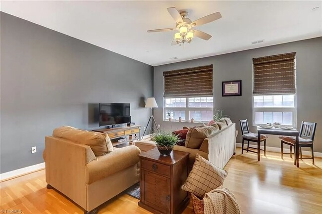 Foto del edificio - 1 bedroom 1 bathroom Downtown Living Spaci...