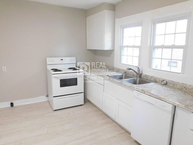 Building Photo - MOVE IN SPECIAL - Cute 2 Bedroom/1 Bath Ho...