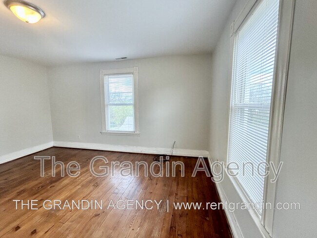 Building Photo - 642 Elm Ave SE