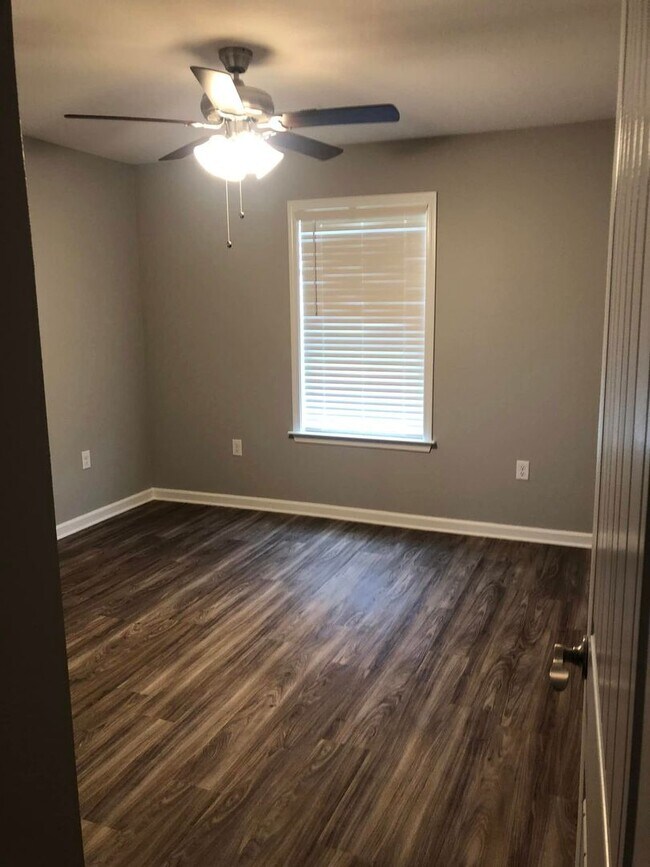 Building Photo - 1408 Rehoboth Dr