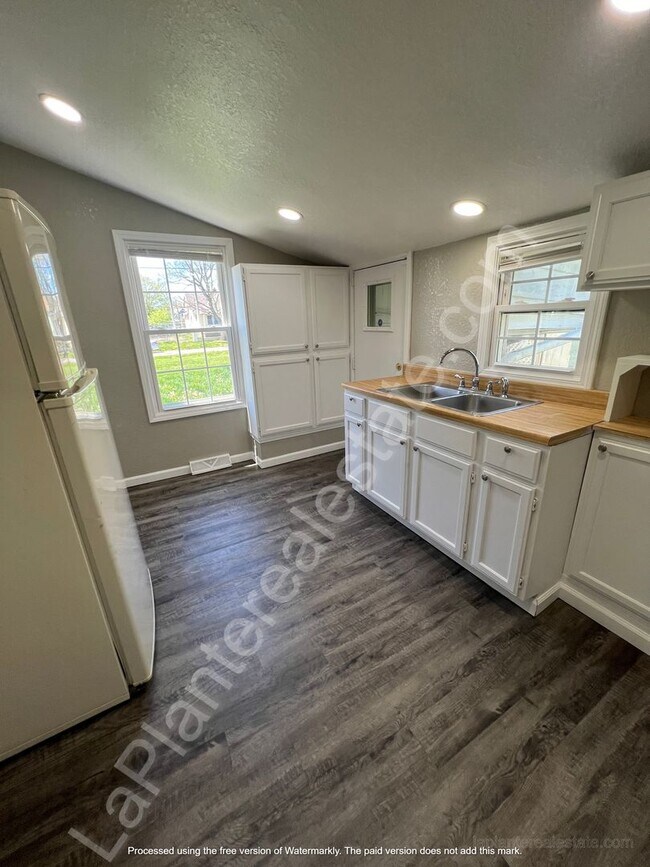 Building Photo - Welcome to this cozy 2 bedroom, 1 bathroom...