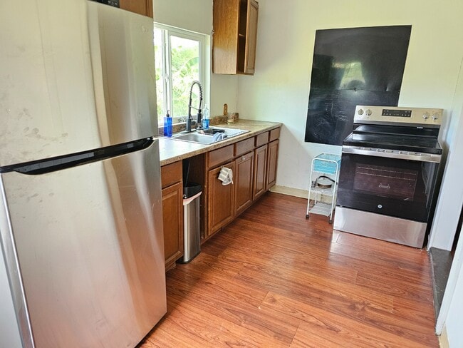 Building Photo - 2 Bed / 1 Bath Apartment with 1 Parking. Shared Laundry