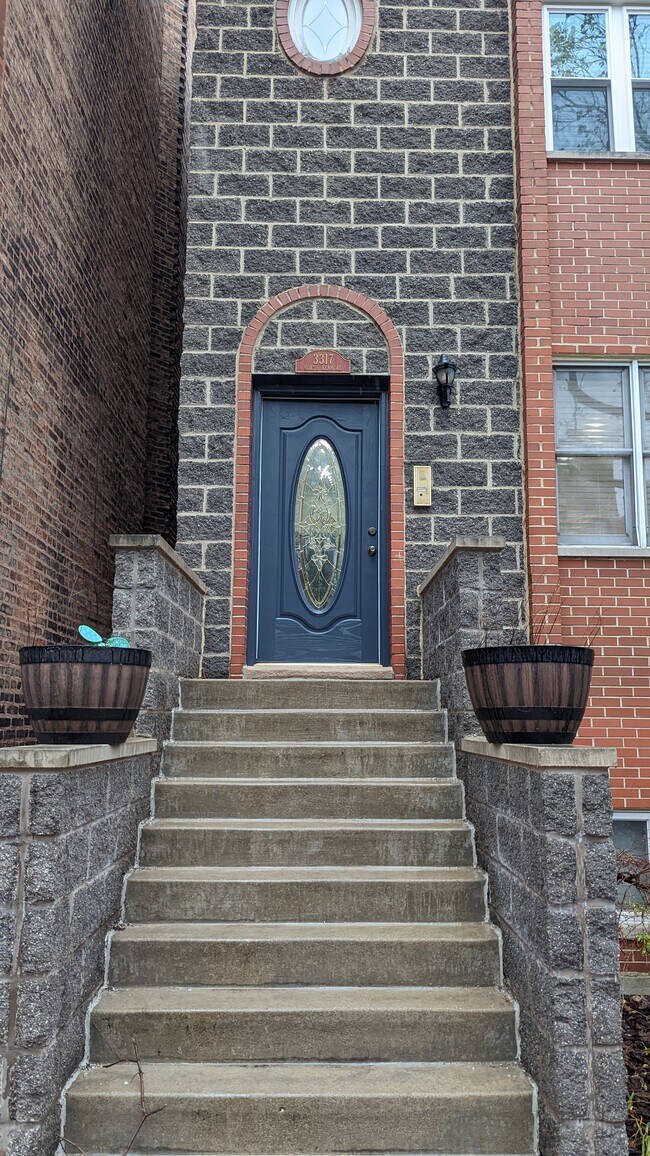 Front Door - 3317 N Kenmore Ave