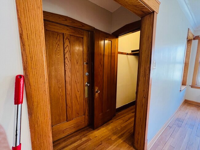 Foyer - 3354 N Springfield Ave