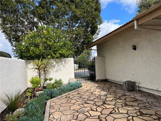 Building Photo - 5026 Avenida Del Sol
