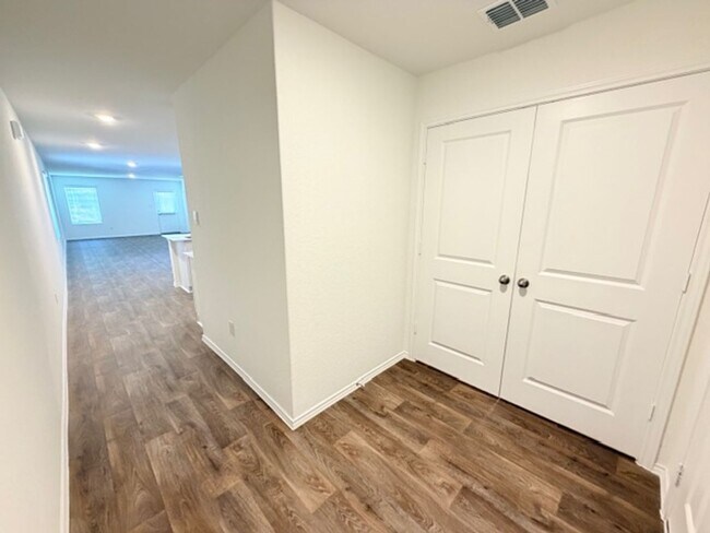 Foto del edificio - First Time Rental - Move In Ready 4 bedrooms - 2 year lease option